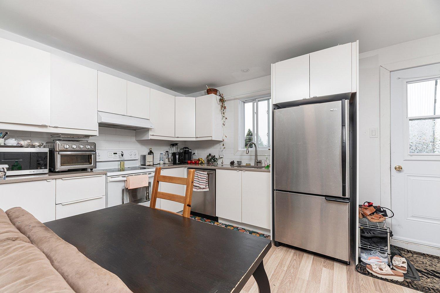 









3388

 - 3394


Grand Boulevard

,
Longueuil (Saint-Hubert),




QC
J4T2L7


