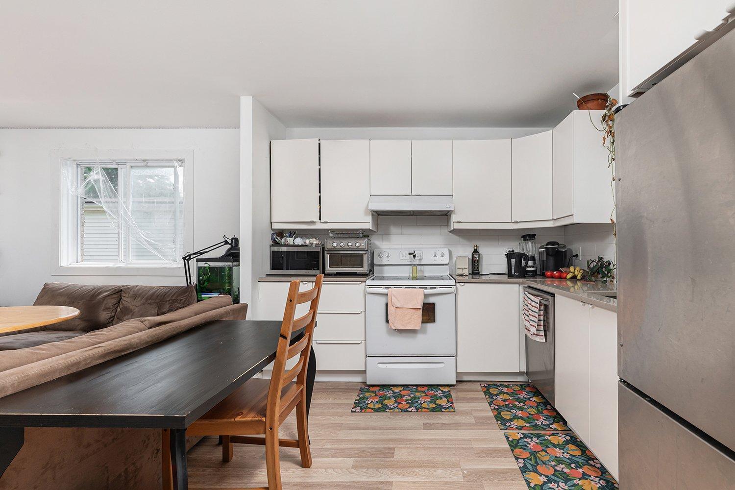 









3388

 - 3394


Grand Boulevard

,
Longueuil (Saint-Hubert),




QC
J4T2L7

