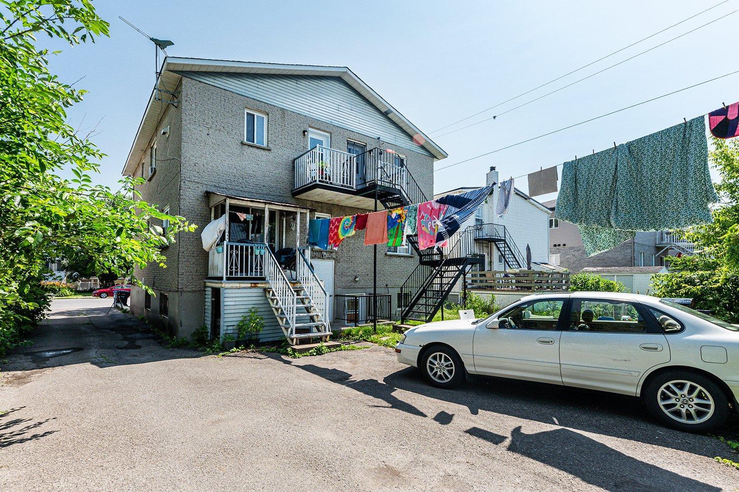 









3388

 - 3394


Grand Boulevard

,
Longueuil (Saint-Hubert),




QC
J4T2L7

