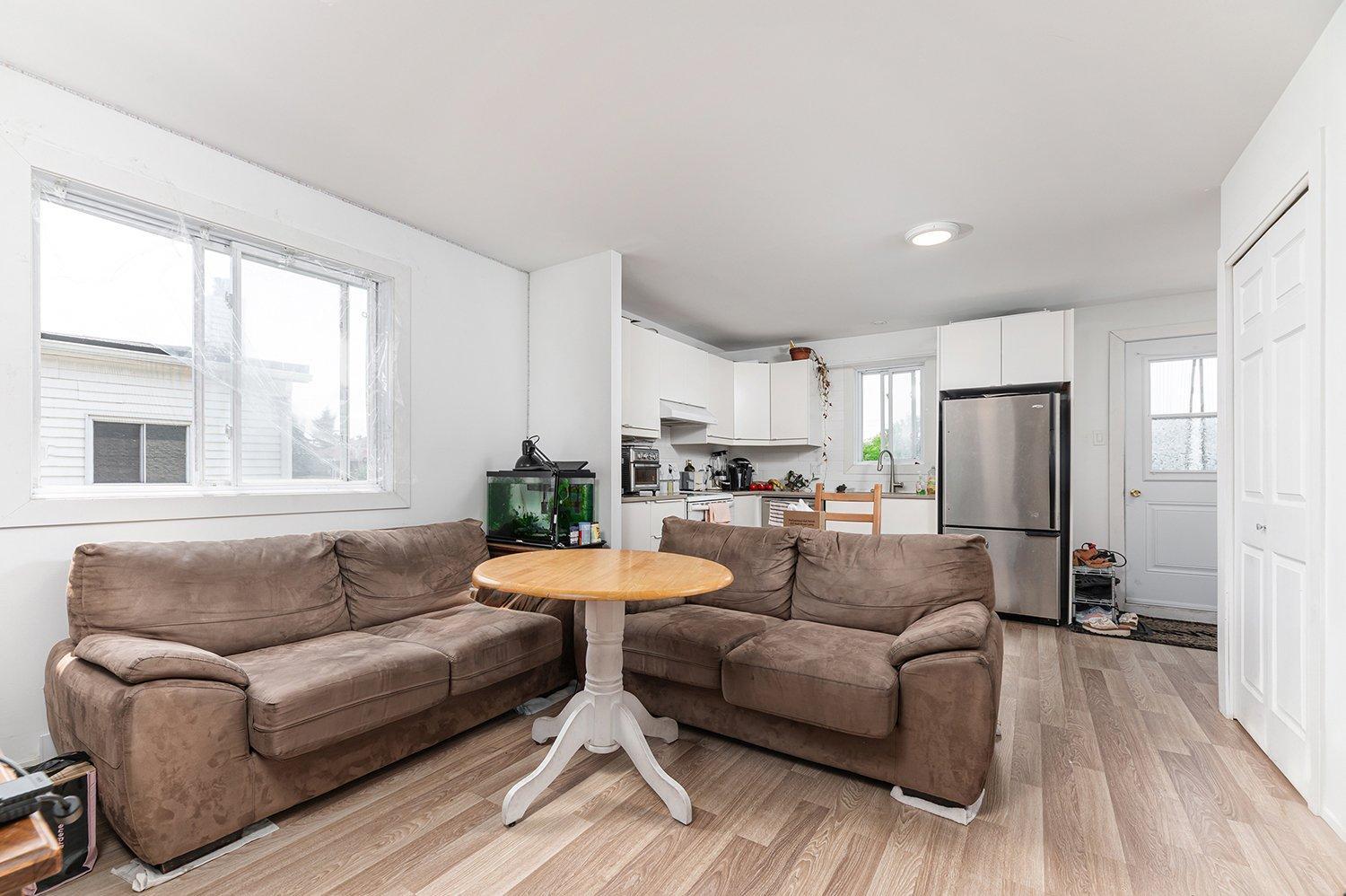 









3388

 - 3394


Grand Boulevard

,
Longueuil (Saint-Hubert),




QC
J4T2L7

