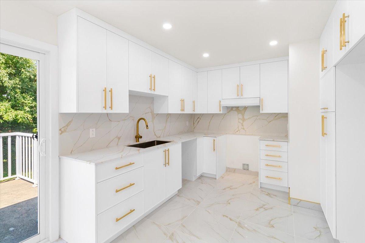 









4559


9e Rue

,
Laval (Chomedey),




QC
H7W1Y9

