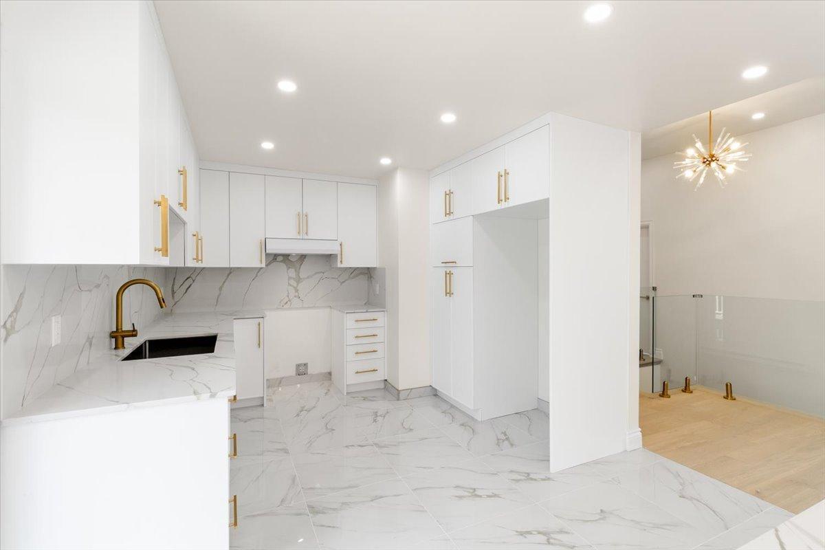 









4559


9e Rue

,
Laval (Chomedey),




QC
H7W1Y9

