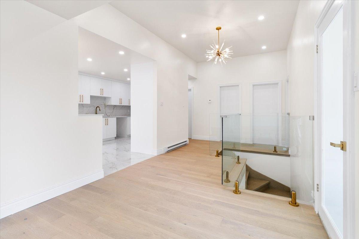 









4559


9e Rue

,
Laval (Chomedey),




QC
H7W1Y9

