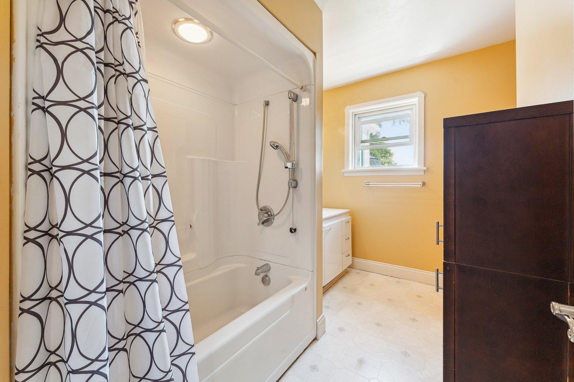 









133

 - 133A


Rue du Nord

,
Cowansville,




QC
J2K2L6

