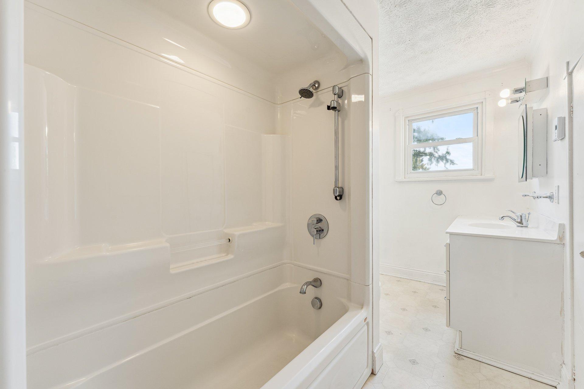 









133

 - 133A


Rue du Nord

,
Cowansville,




QC
J2K2L6

