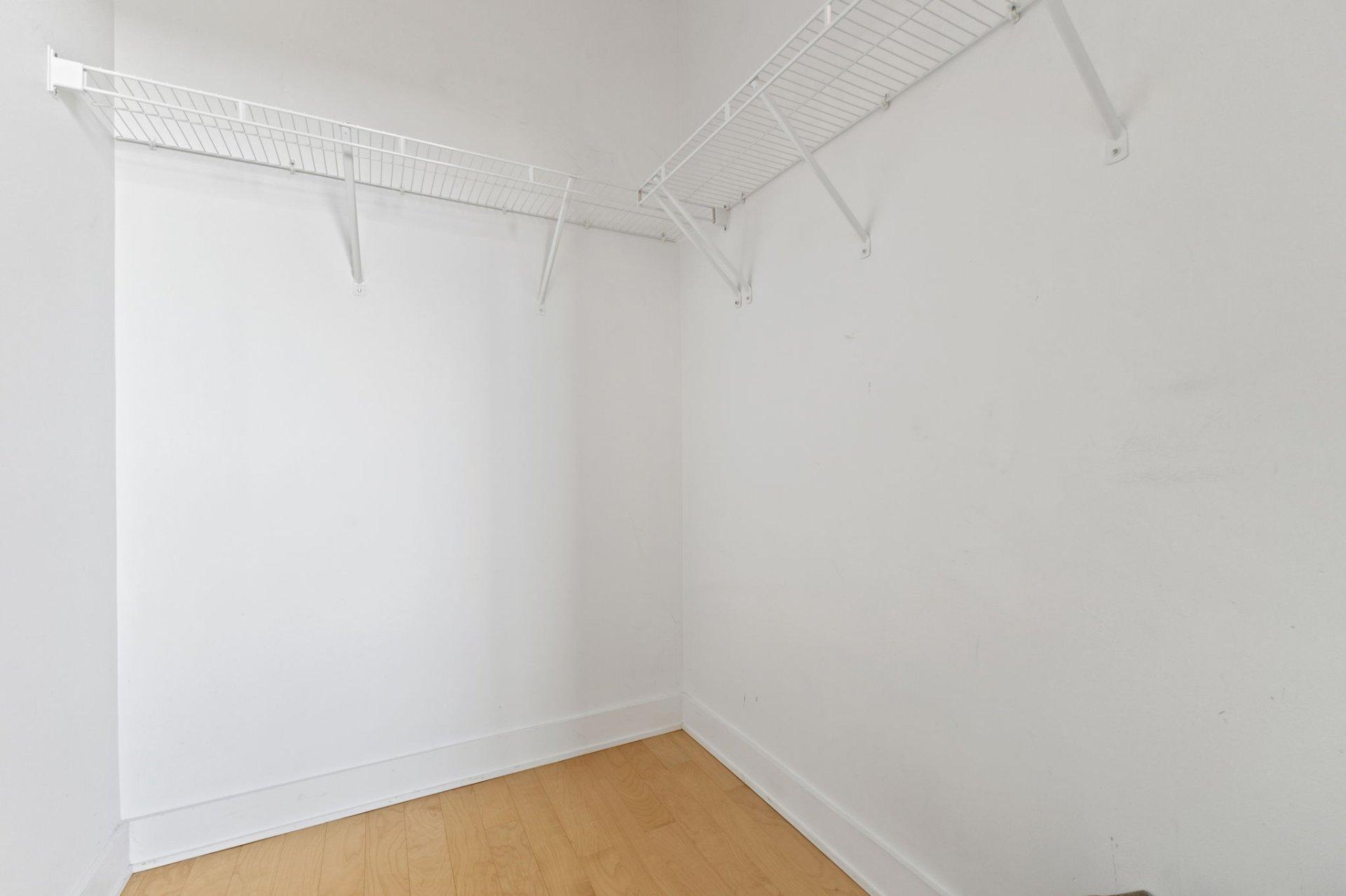









185


Rue Laurier

, 1502,
Gatineau (Hull),




QC
J8X0B2

