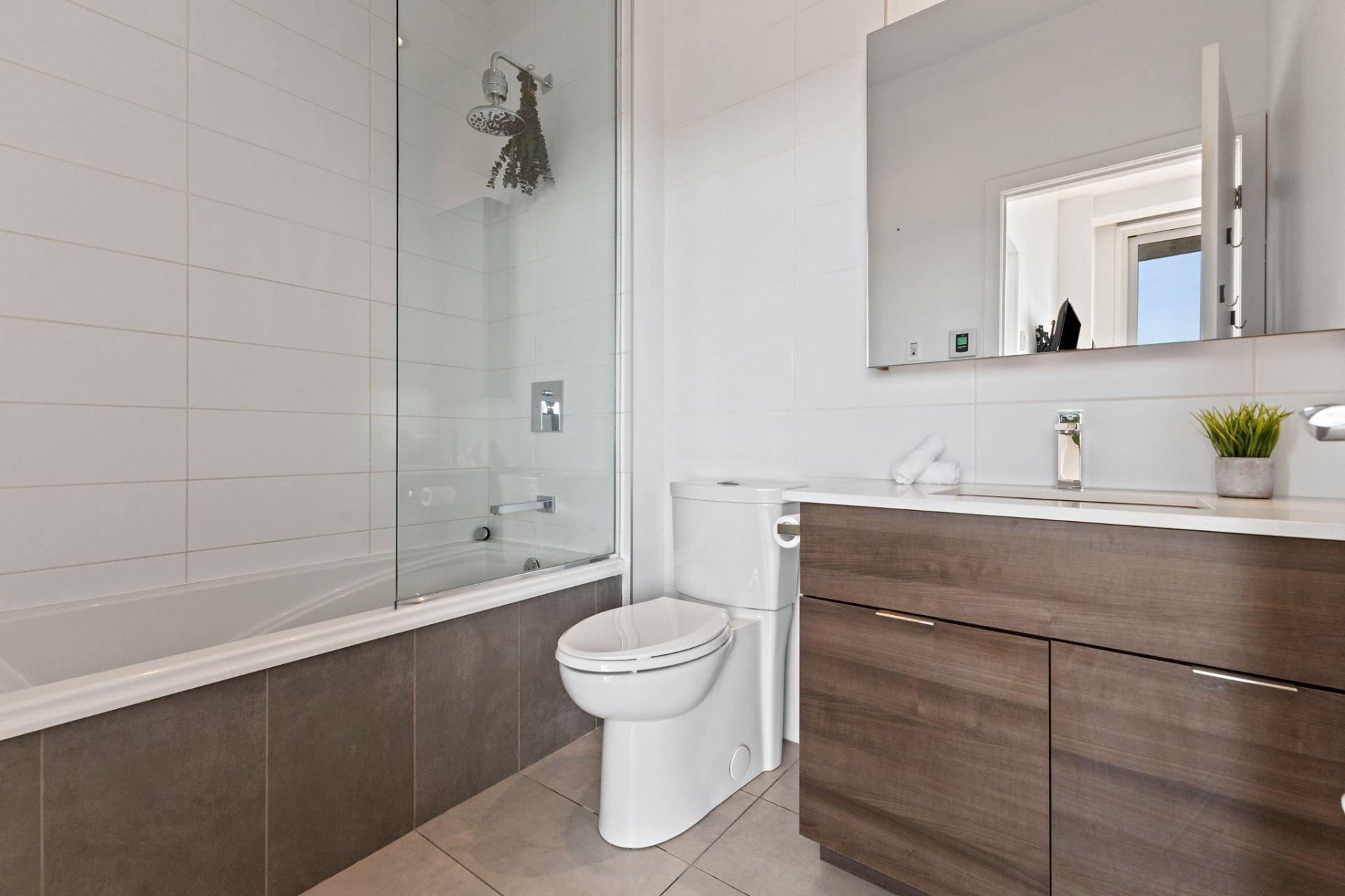 









185


Rue Laurier

, 1502,
Gatineau (Hull),




QC
J8X0B2

