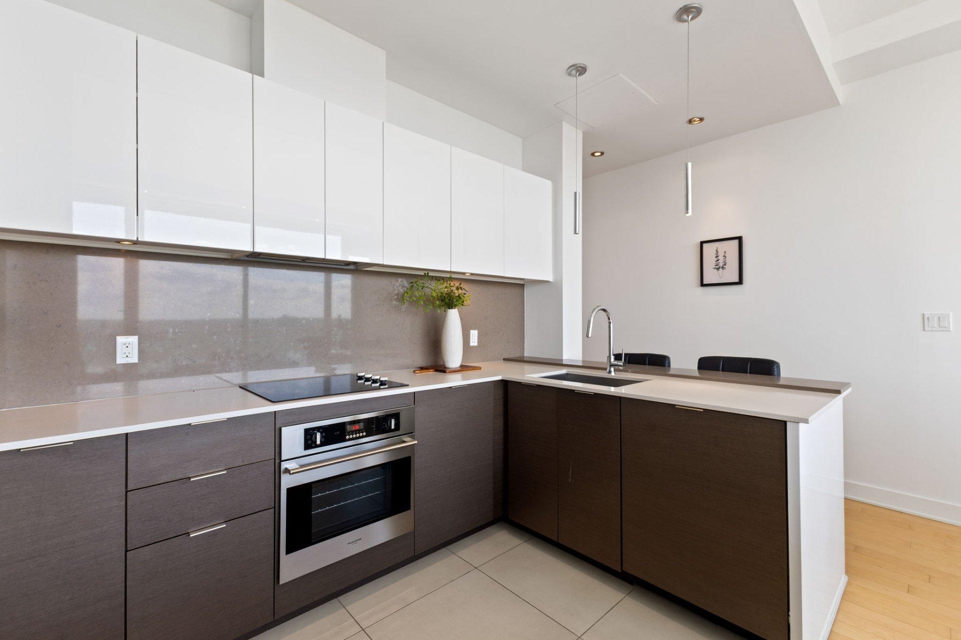 









185


Rue Laurier

, 1502,
Gatineau (Hull),




QC
J8X0B2

