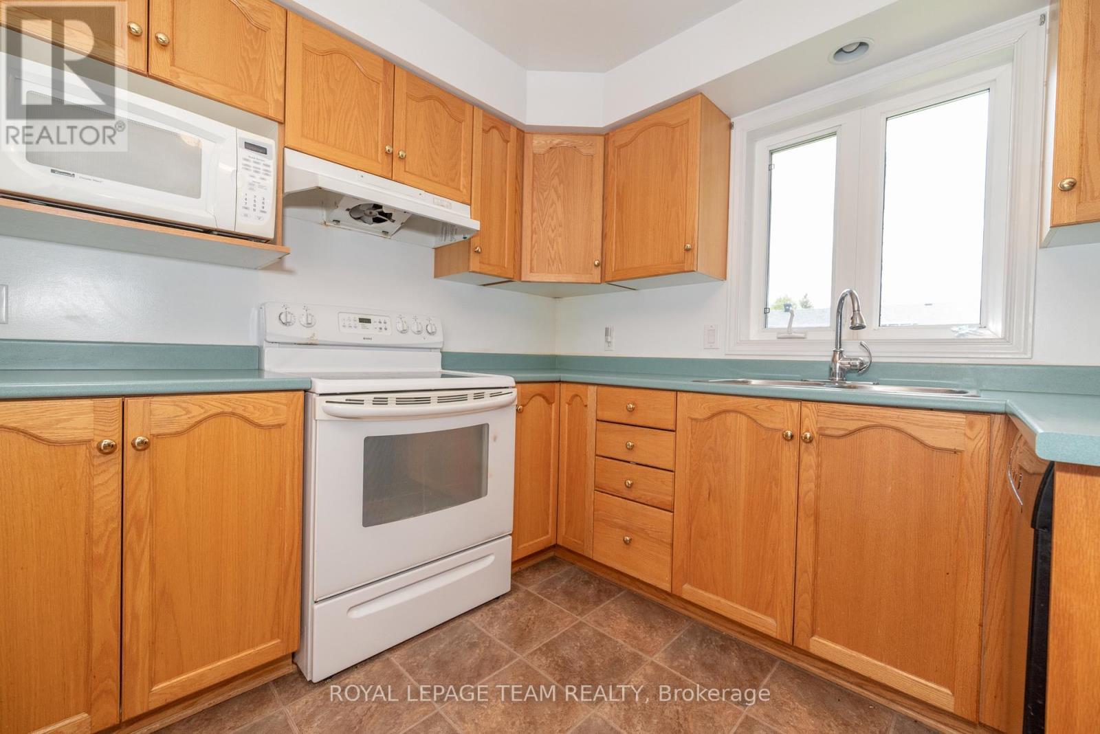 












807 KEDROSKY DRIVE

,
Renfrew,




Ontario
K7V4M5

