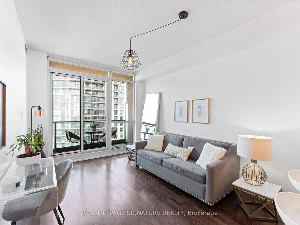 









215


Fort York

Boulevard, 3407,
Toronto,




ON
M5V 4A2

