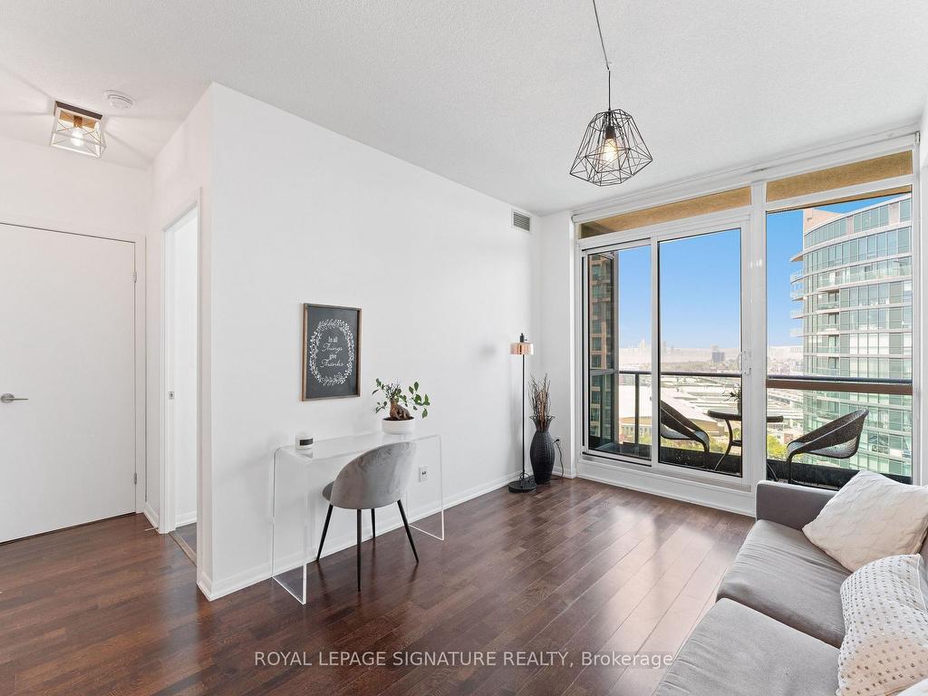 









215


Fort York

Boulevard, 3407,
Toronto,




ON
M5V 4A2

