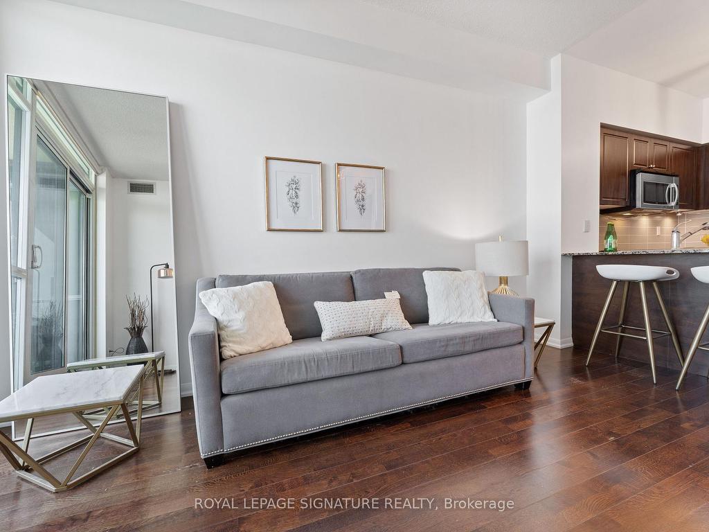 









215


Fort York

Boulevard, 3407,
Toronto,




ON
M5V 4A2

