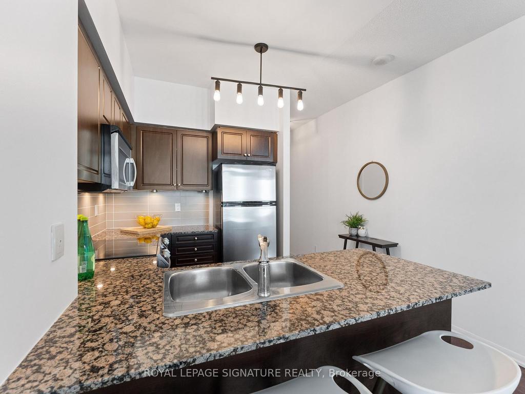 









215


Fort York

Boulevard, 3407,
Toronto,




ON
M5V 4A2

