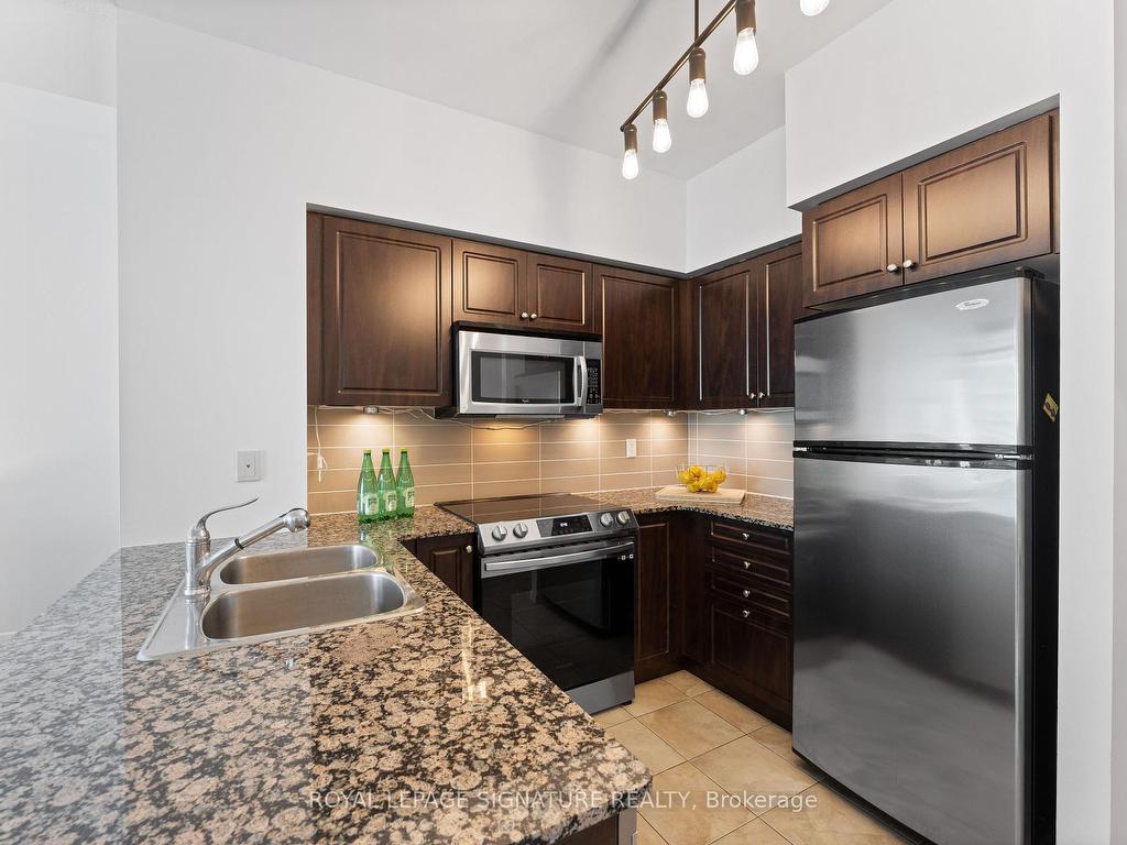 









215


Fort York

Boulevard, 3407,
Toronto,




ON
M5V 4A2

