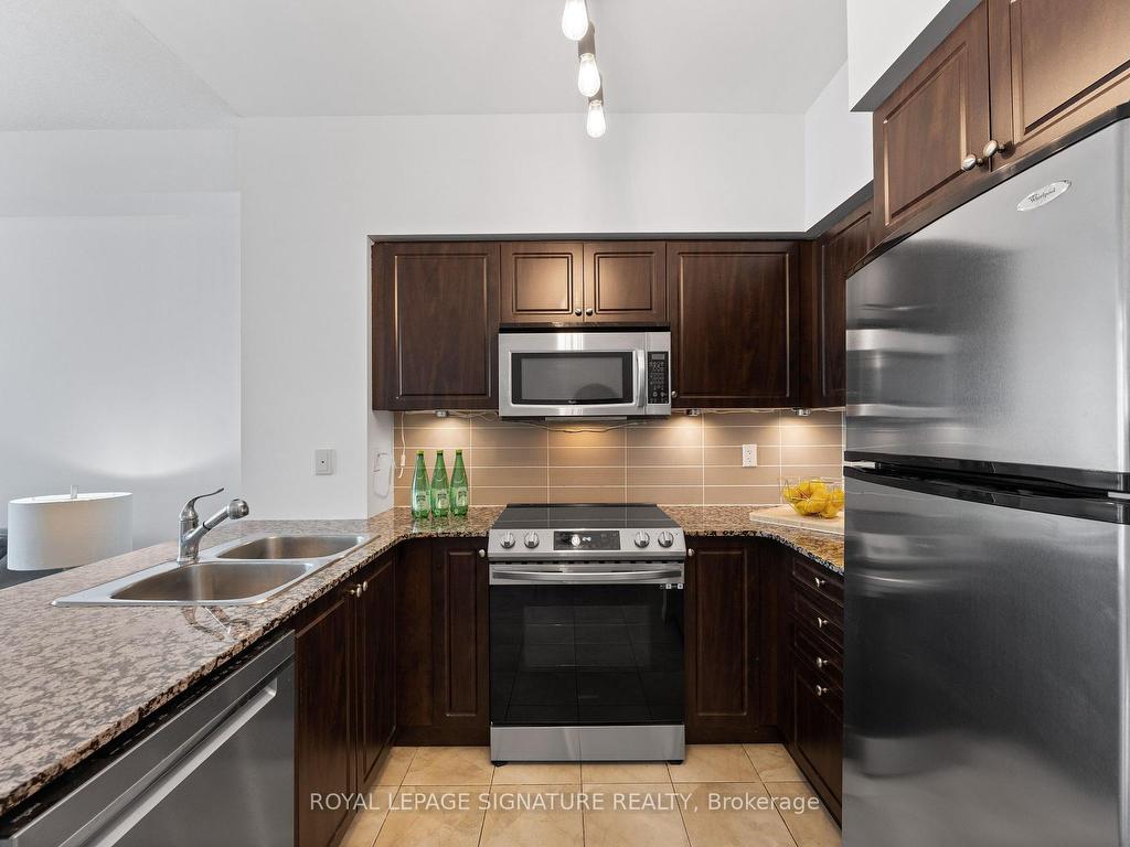 









215


Fort York

Boulevard, 3407,
Toronto,




ON
M5V 4A2

