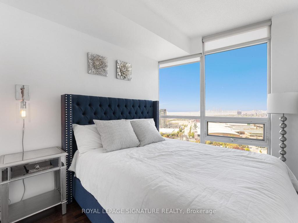 









215


Fort York

Boulevard, 3407,
Toronto,




ON
M5V 4A2

