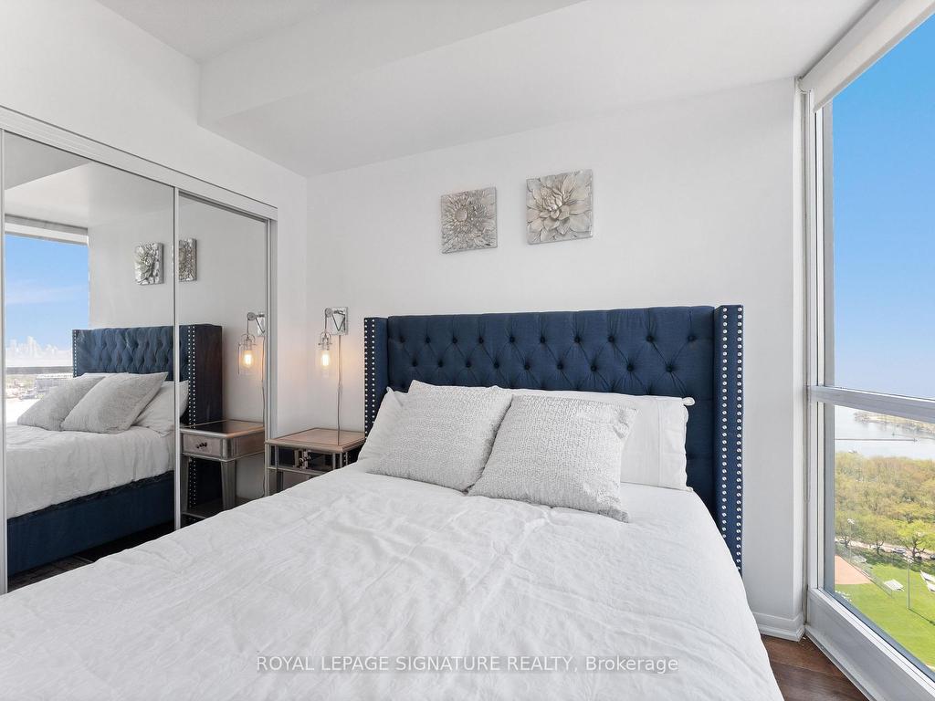 









215


Fort York

Boulevard, 3407,
Toronto,




ON
M5V 4A2

