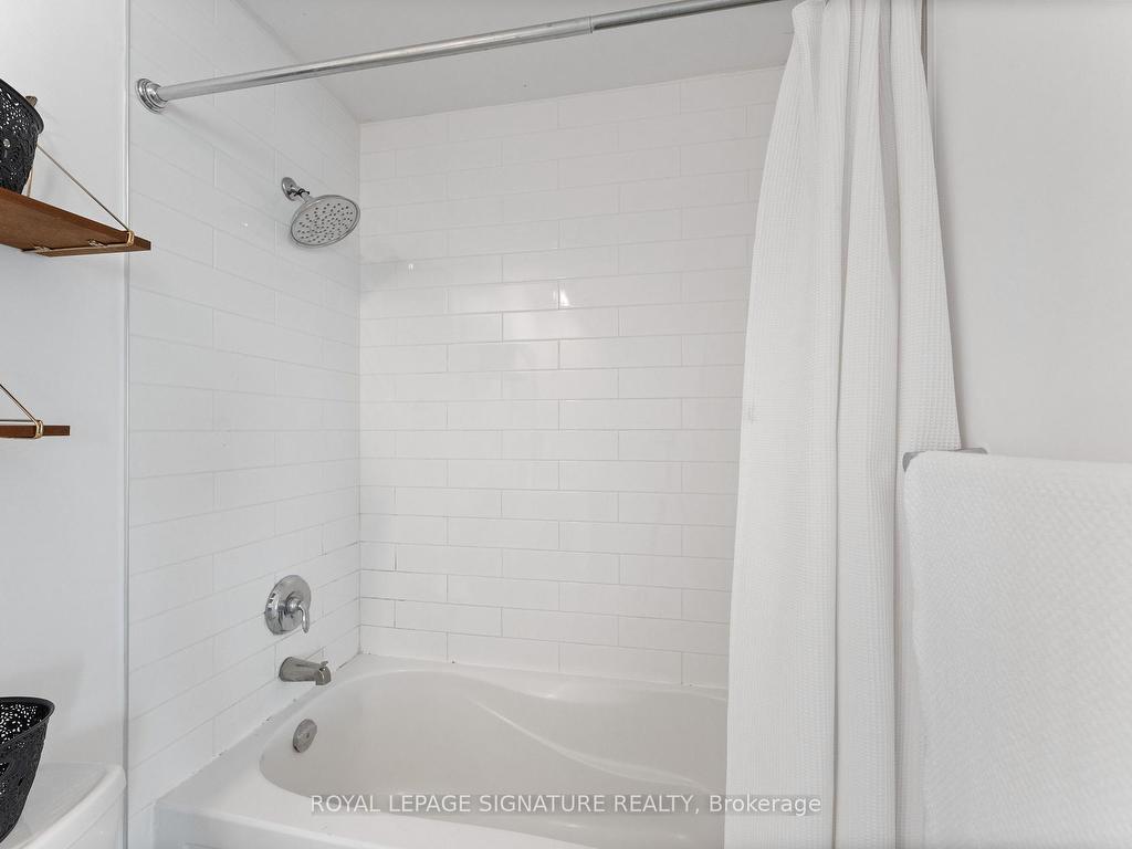 









215


Fort York

Boulevard, 3407,
Toronto,




ON
M5V 4A2

