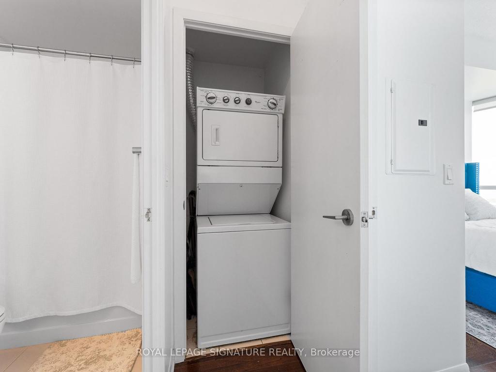 









215


Fort York

Boulevard, 3407,
Toronto,




ON
M5V 4A2

