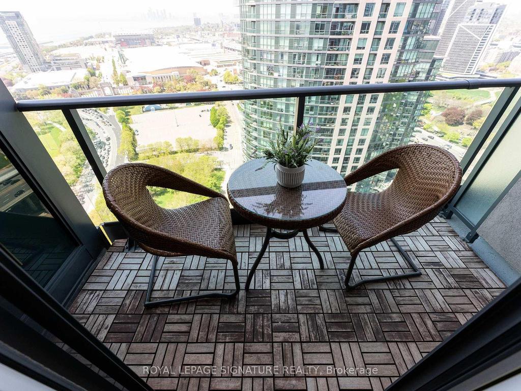 









215


Fort York

Boulevard, 3407,
Toronto,




ON
M5V 4A2


