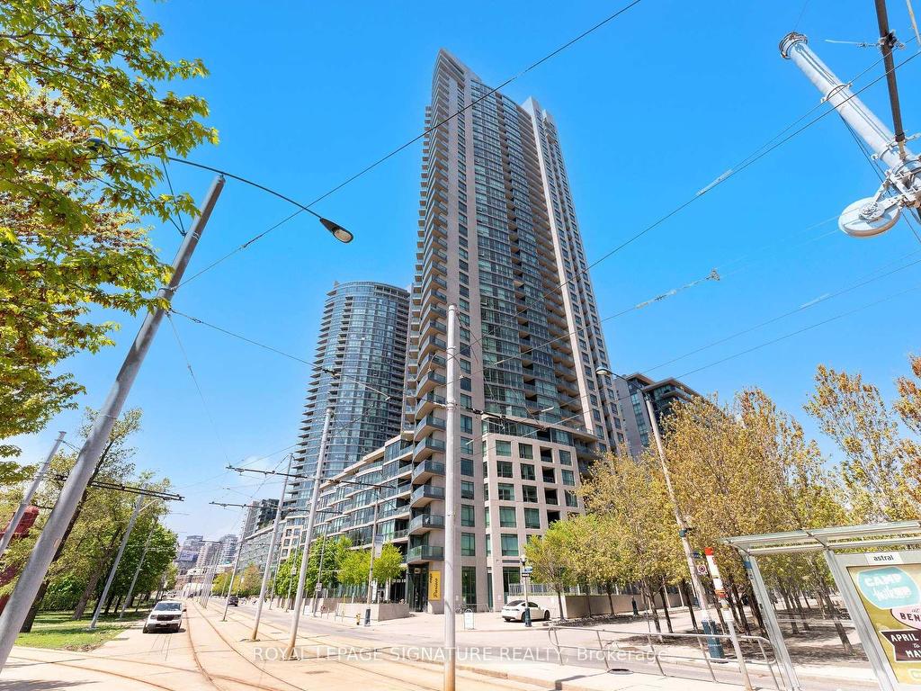 









215


Fort York

Boulevard, 3407,
Toronto,




ON
M5V 4A2

