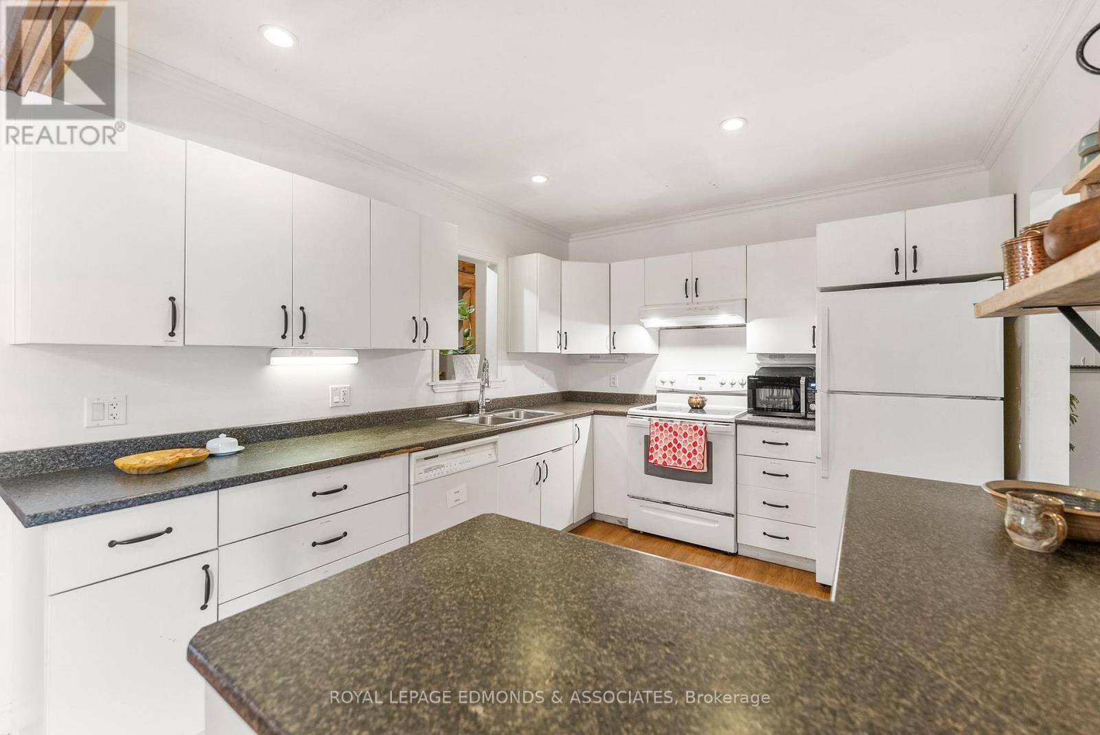 












864 TRAMORE ROAD

,
North Algona Wilberforce,




Ontario
K0J1X0

