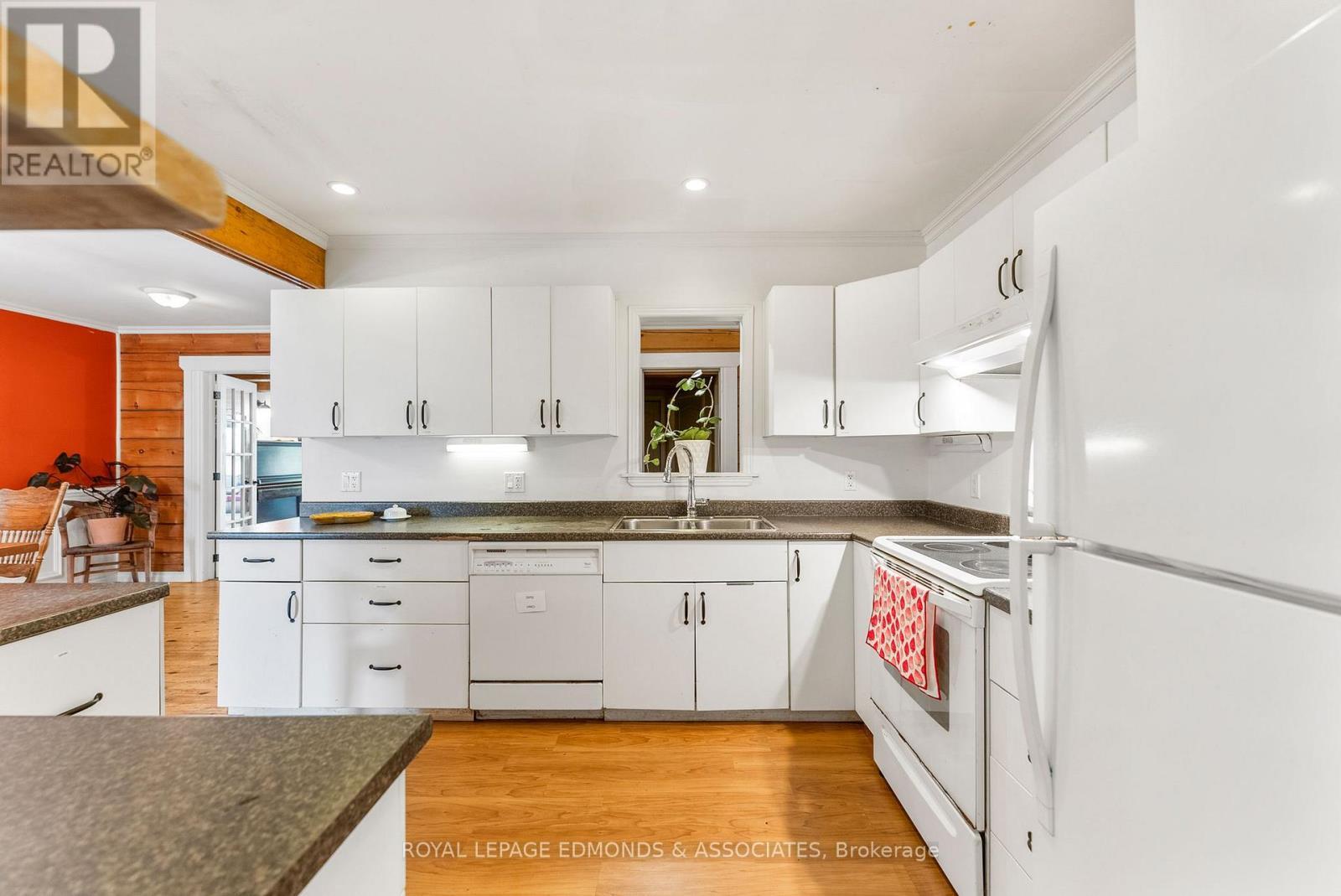 












864 TRAMORE ROAD

,
North Algona Wilberforce,




Ontario
K0J1X0

