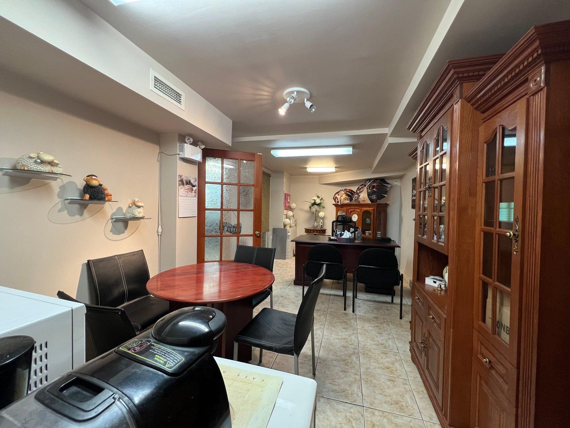 









283


Rue Labelle

, 9,
Saint-Jérôme,




QC
J7Z2B6

