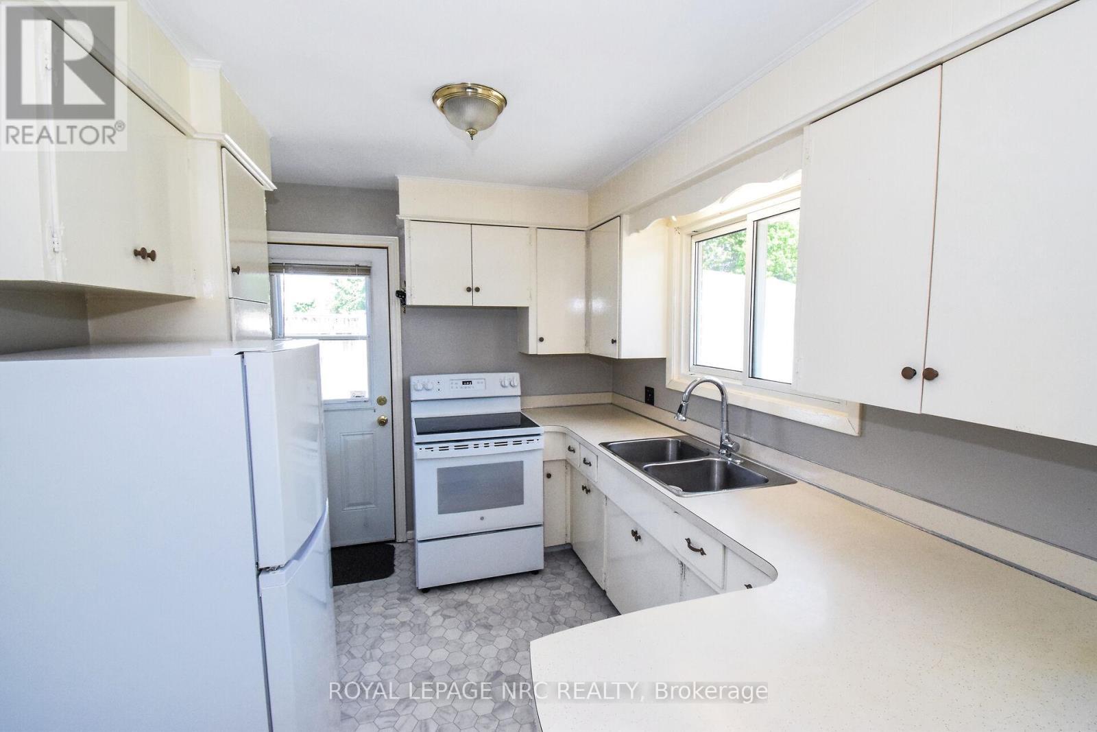 












4 COURT STREET

,
Fort Erie (Central),




Ontario
L2A2G4

