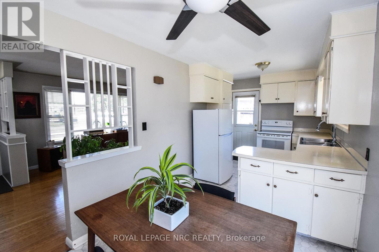 












4 COURT STREET

,
Fort Erie (Central),




Ontario
L2A2G4

