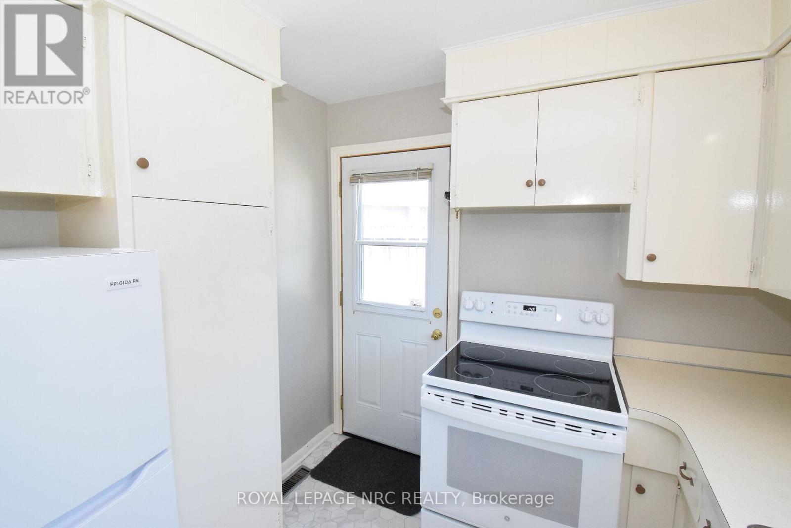 












4 COURT STREET

,
Fort Erie (Central),




Ontario
L2A2G4

