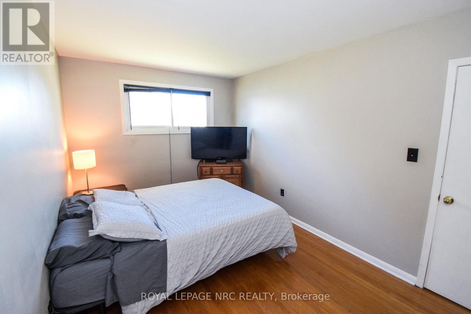 












4 COURT STREET

,
Fort Erie (Central),




Ontario
L2A2G4

