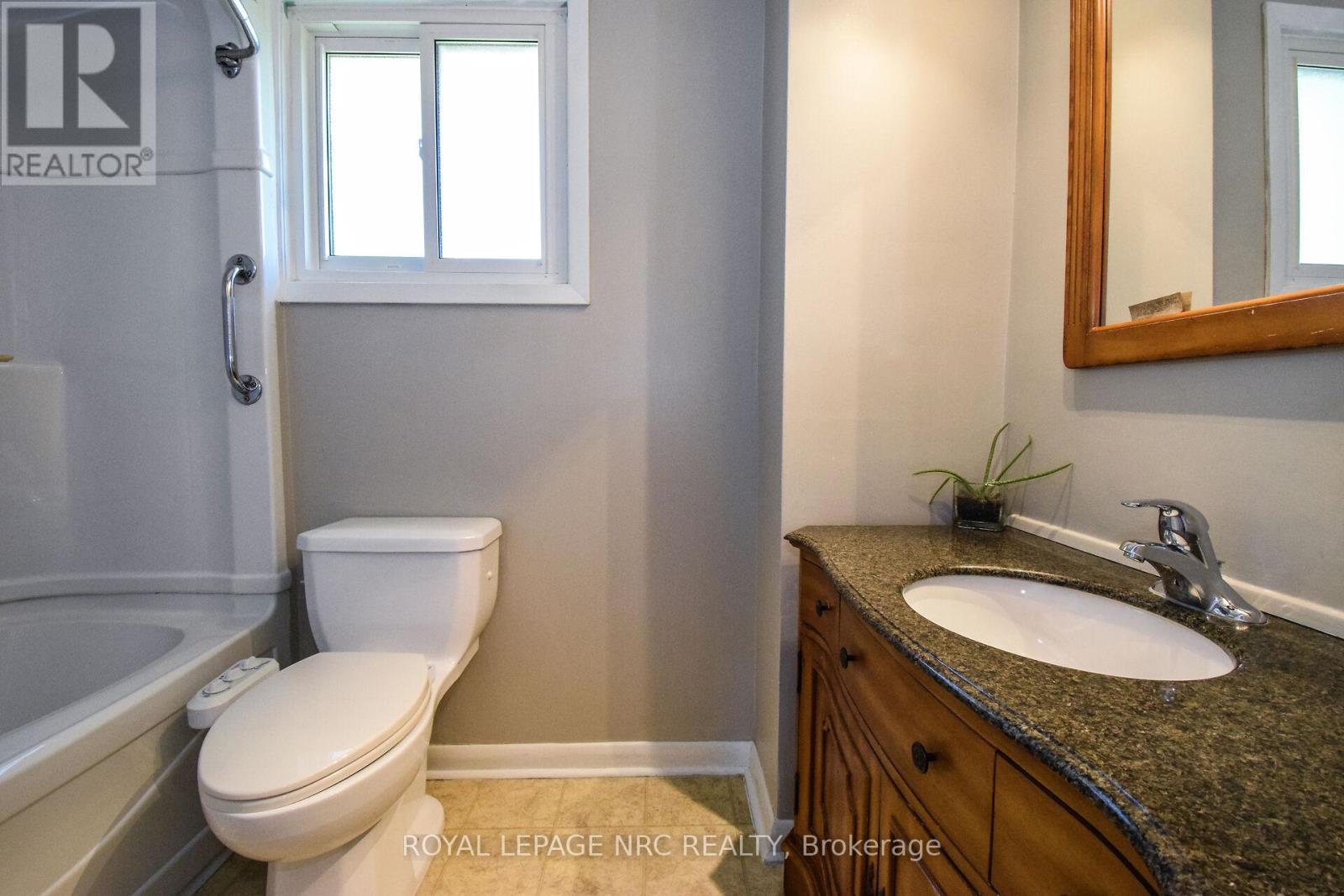 












4 COURT STREET

,
Fort Erie (Central),




Ontario
L2A2G4

