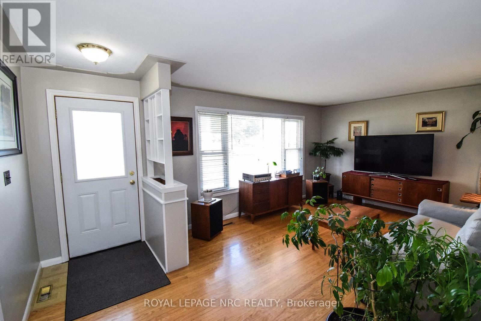 












4 COURT STREET

,
Fort Erie (Central),




Ontario
L2A2G4

