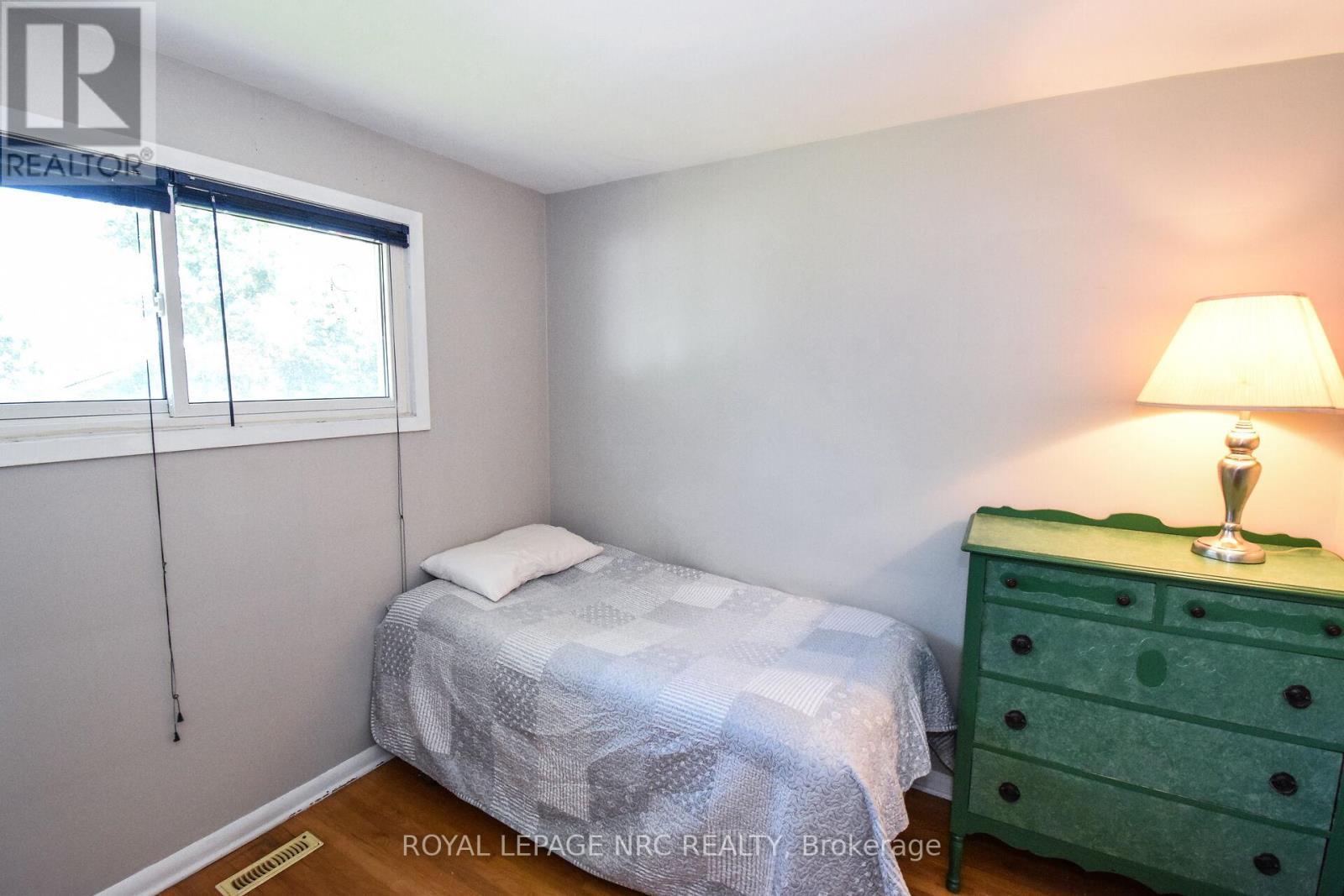 












4 COURT STREET

,
Fort Erie (Central),




Ontario
L2A2G4

