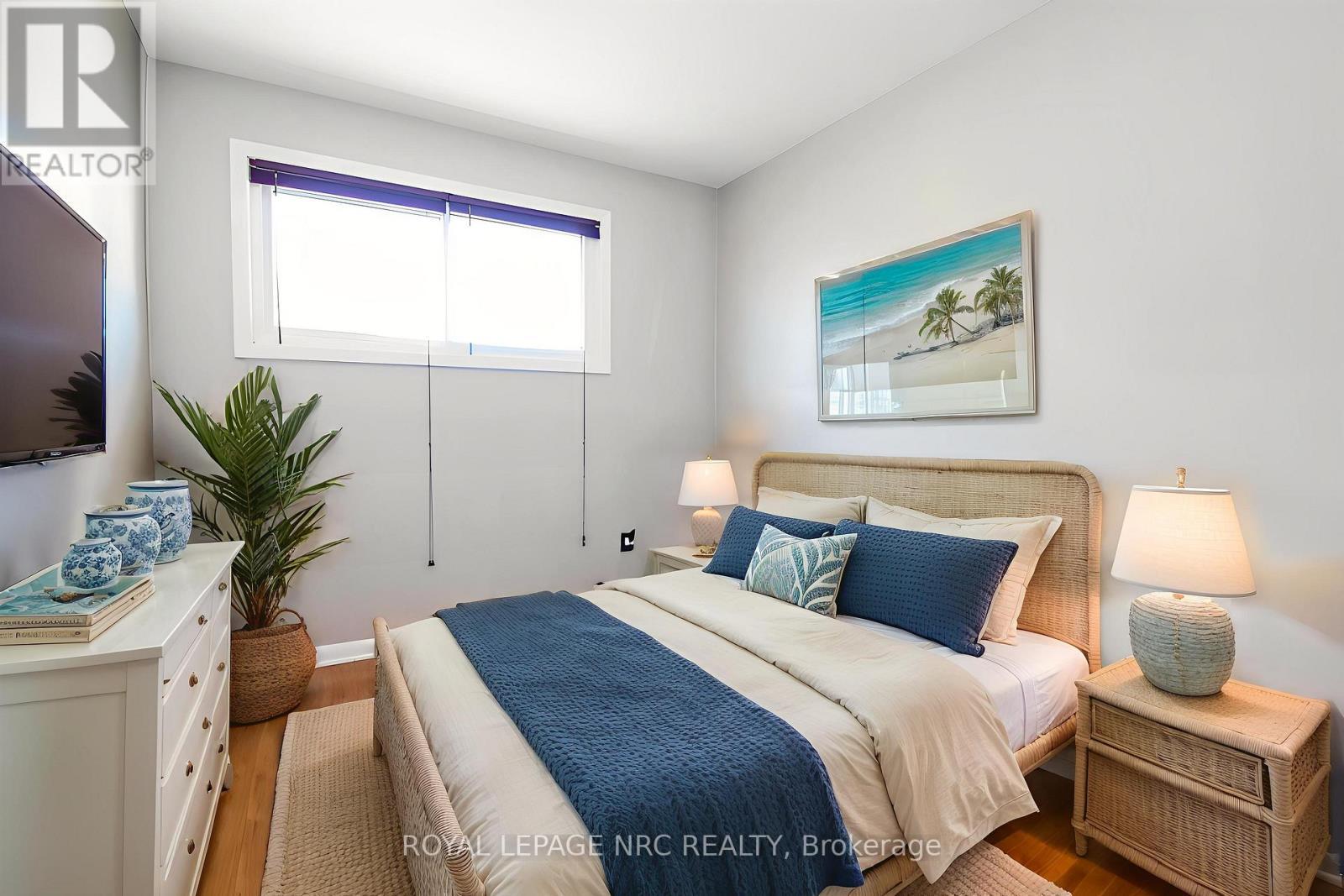 












4 COURT STREET

,
Fort Erie (Central),




Ontario
L2A2G4

