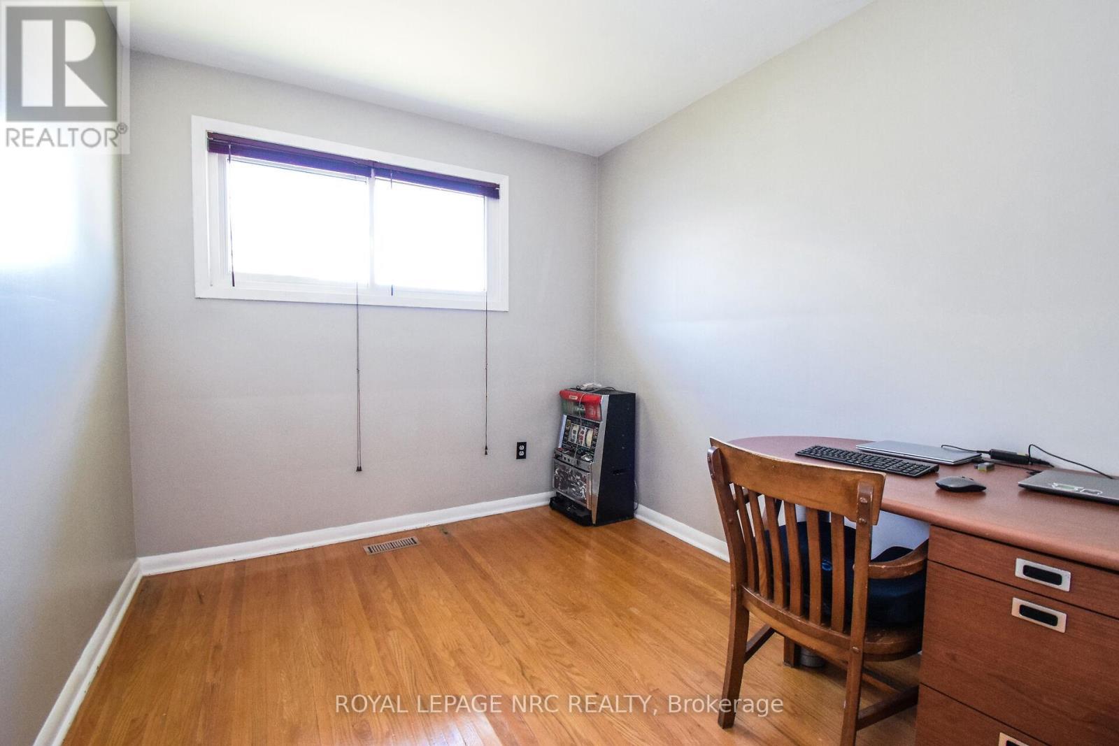 












4 COURT STREET

,
Fort Erie (Central),




Ontario
L2A2G4

