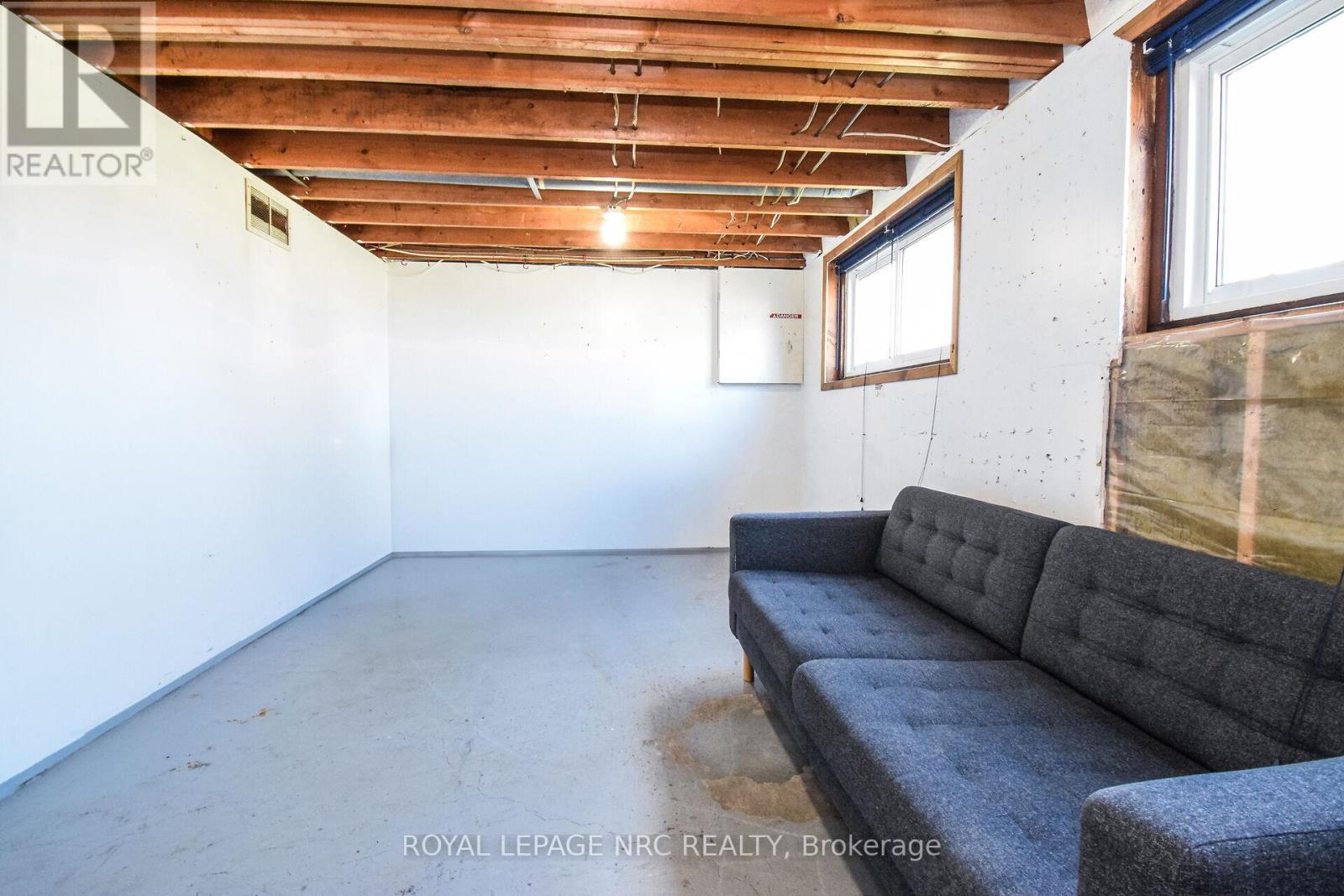 












4 COURT STREET

,
Fort Erie (Central),




Ontario
L2A2G4

