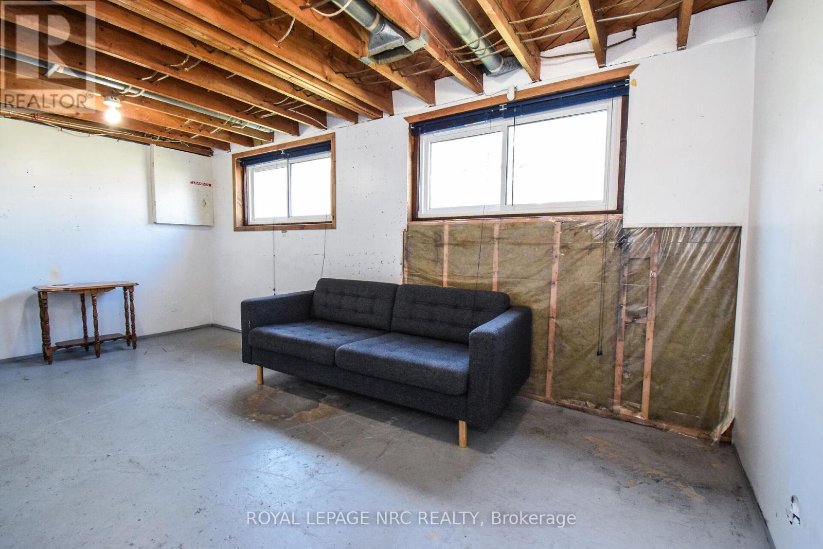 












4 COURT STREET

,
Fort Erie (Central),




Ontario
L2A2G4


