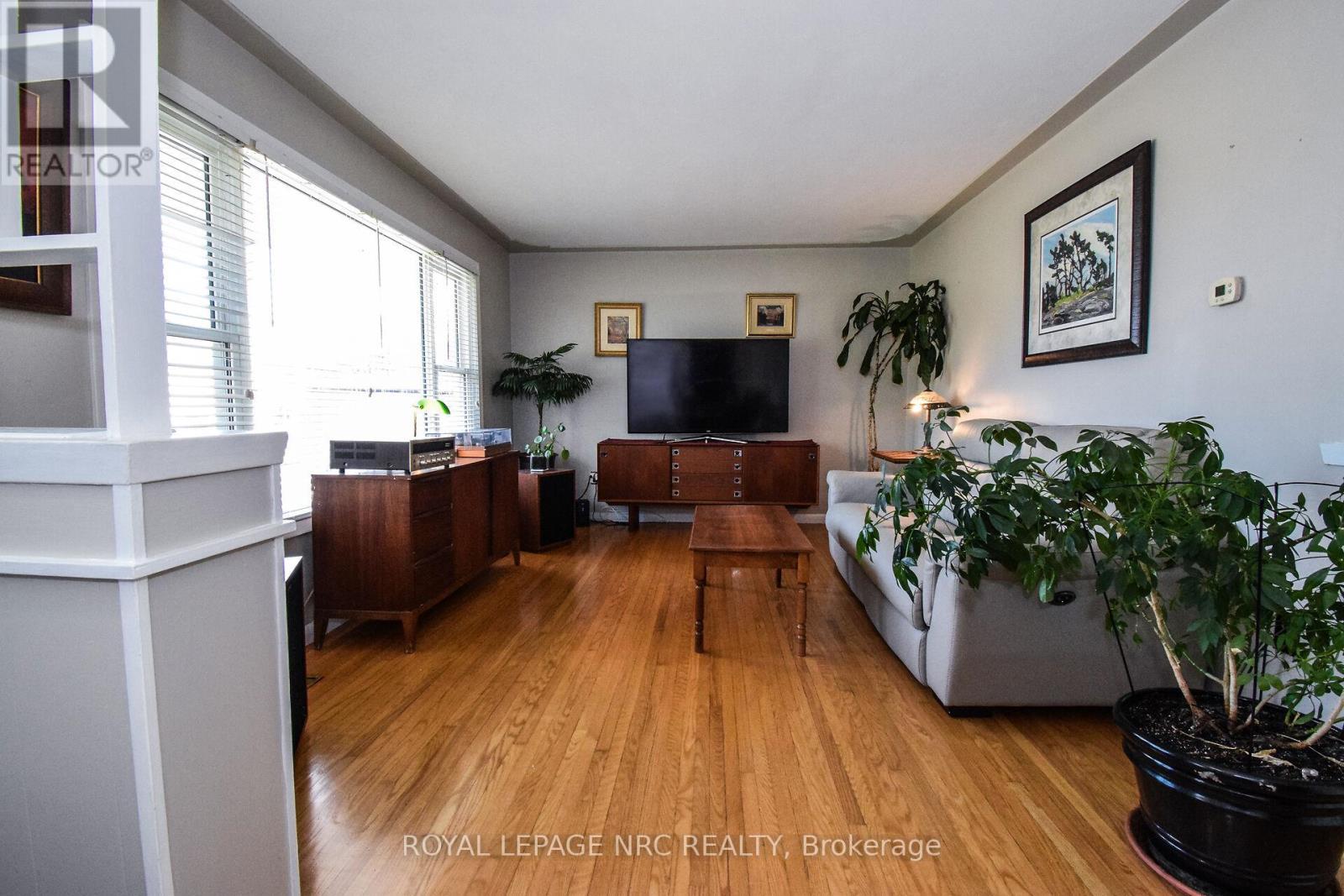 












4 COURT STREET

,
Fort Erie (Central),




Ontario
L2A2G4

