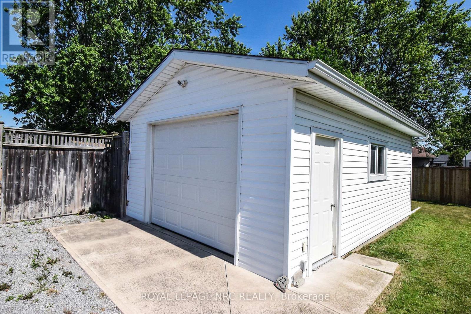 












4 COURT STREET

,
Fort Erie (Central),




Ontario
L2A2G4

