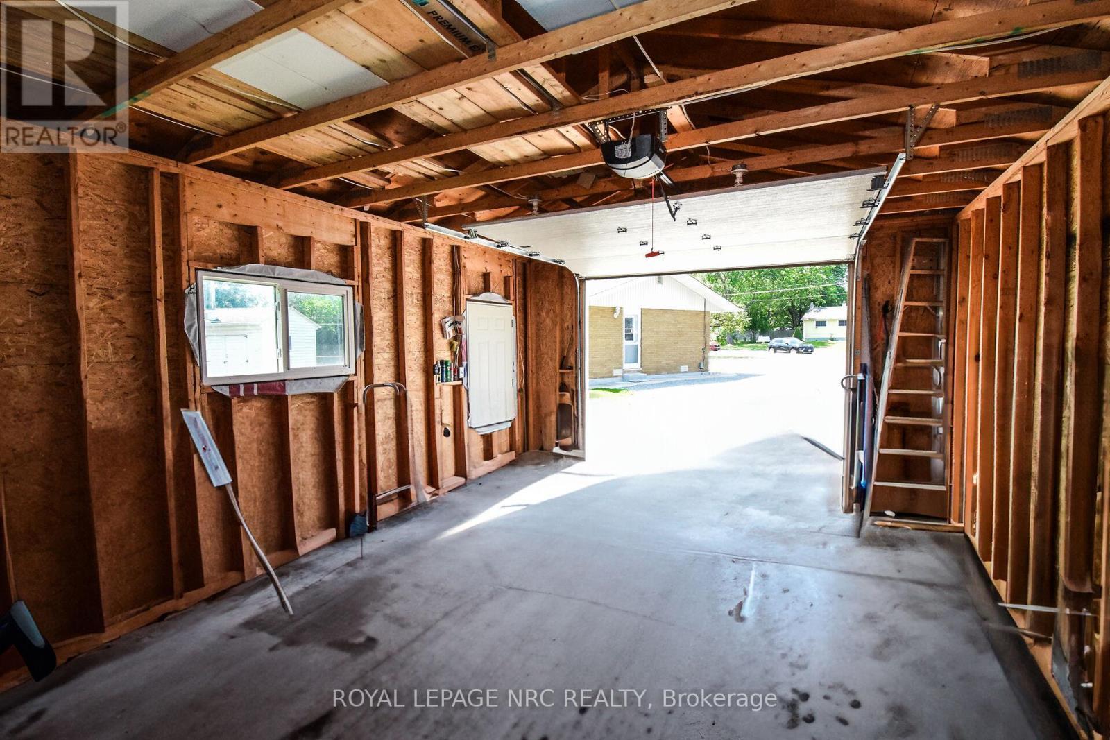 












4 COURT STREET

,
Fort Erie (Central),




Ontario
L2A2G4

