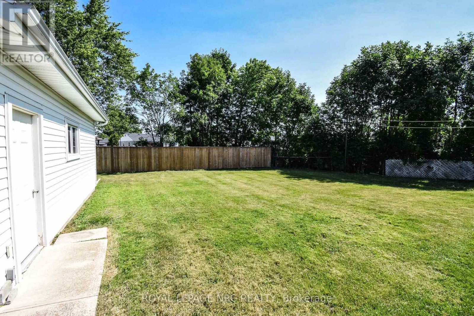 












4 COURT STREET

,
Fort Erie (Central),




Ontario
L2A2G4

