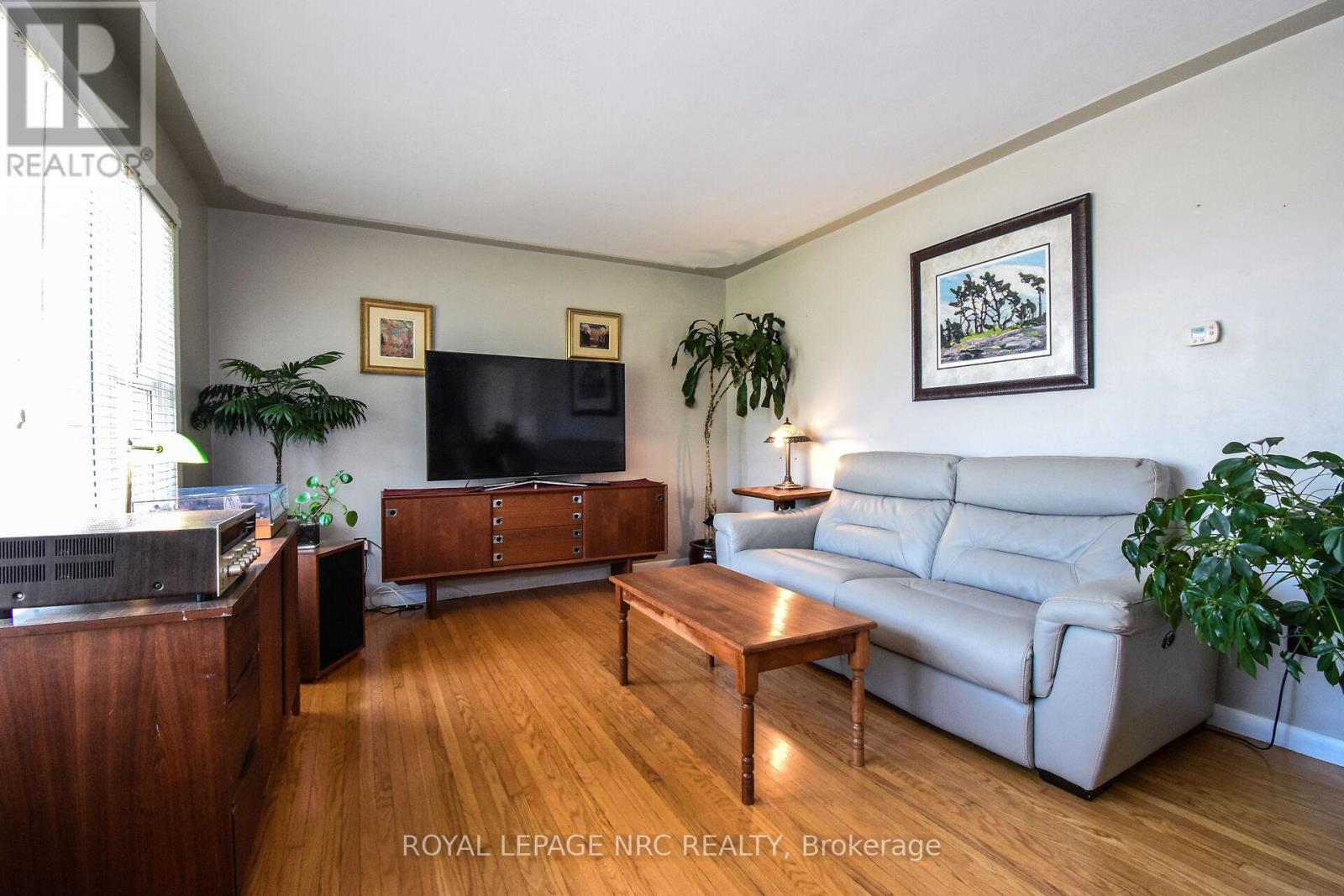 












4 COURT STREET

,
Fort Erie (Central),




Ontario
L2A2G4

