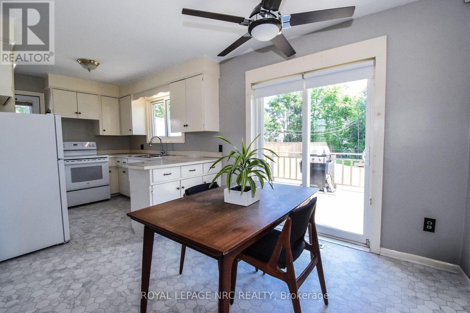 












4 COURT STREET

,
Fort Erie (Central),




Ontario
L2A2G4

