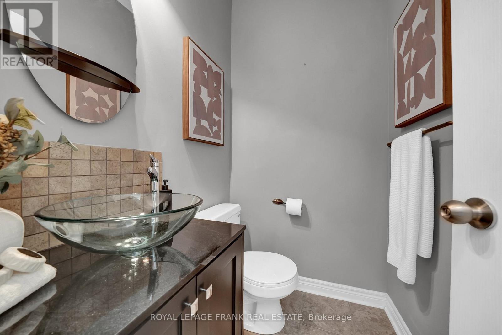 












18 LAMPORT COURT

,
Whitby (Brooklin),




Ontario
L1M0B1

