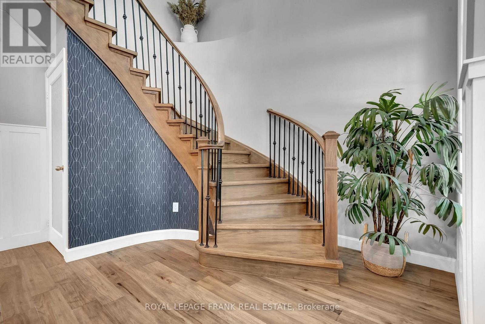 












18 LAMPORT COURT

,
Whitby (Brooklin),




Ontario
L1M0B1

