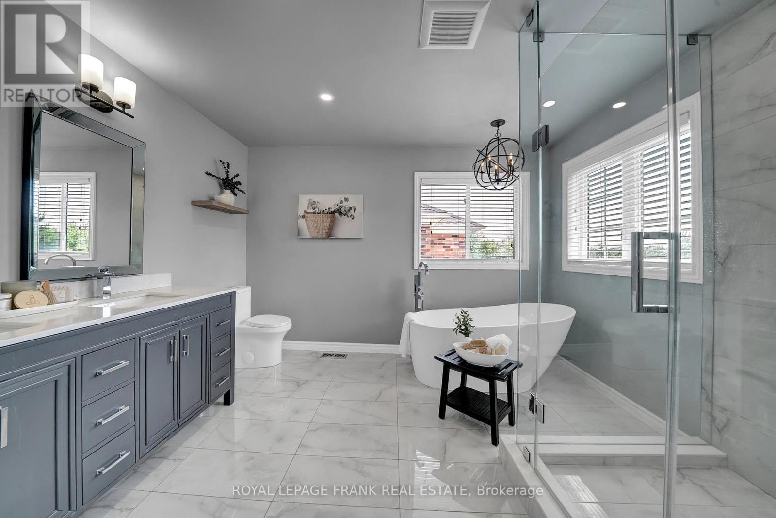 












18 LAMPORT COURT

,
Whitby (Brooklin),




Ontario
L1M0B1

