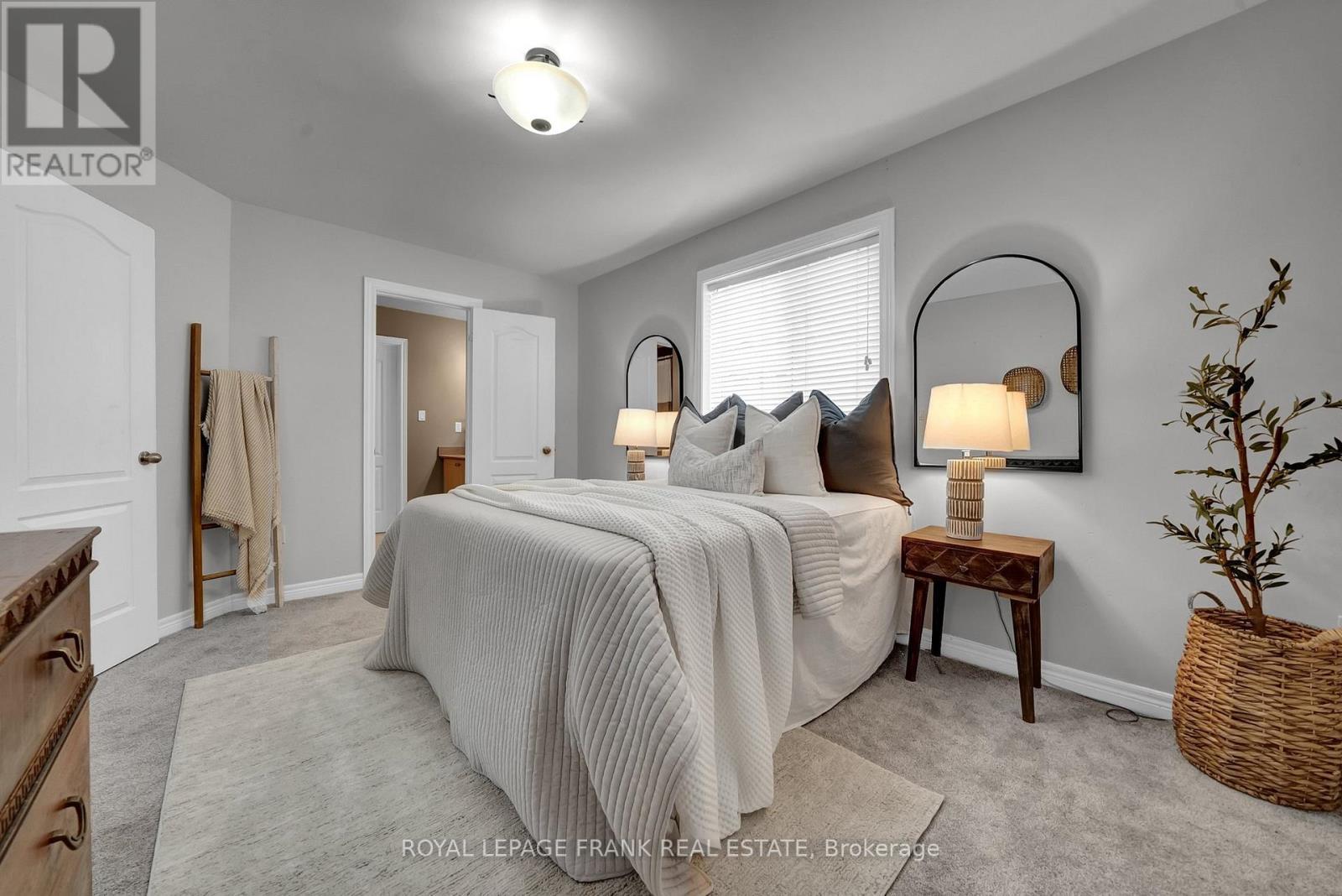












18 LAMPORT COURT

,
Whitby (Brooklin),




Ontario
L1M0B1

