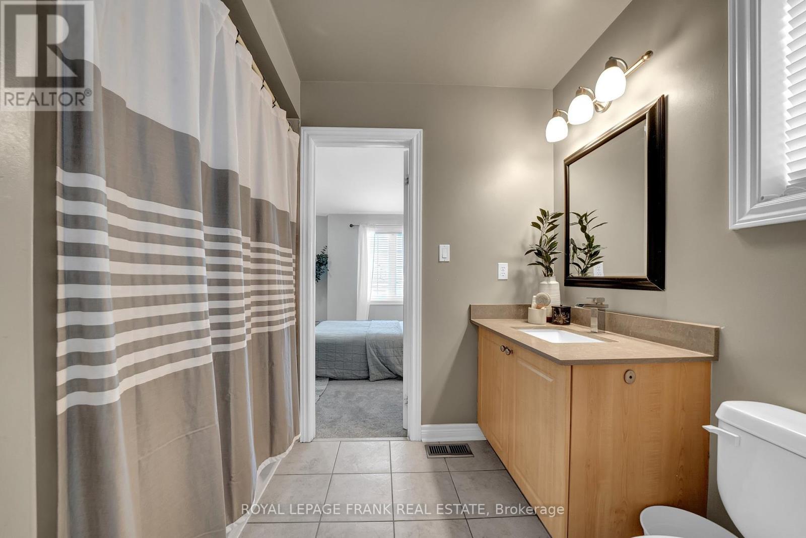 












18 LAMPORT COURT

,
Whitby (Brooklin),




Ontario
L1M0B1

